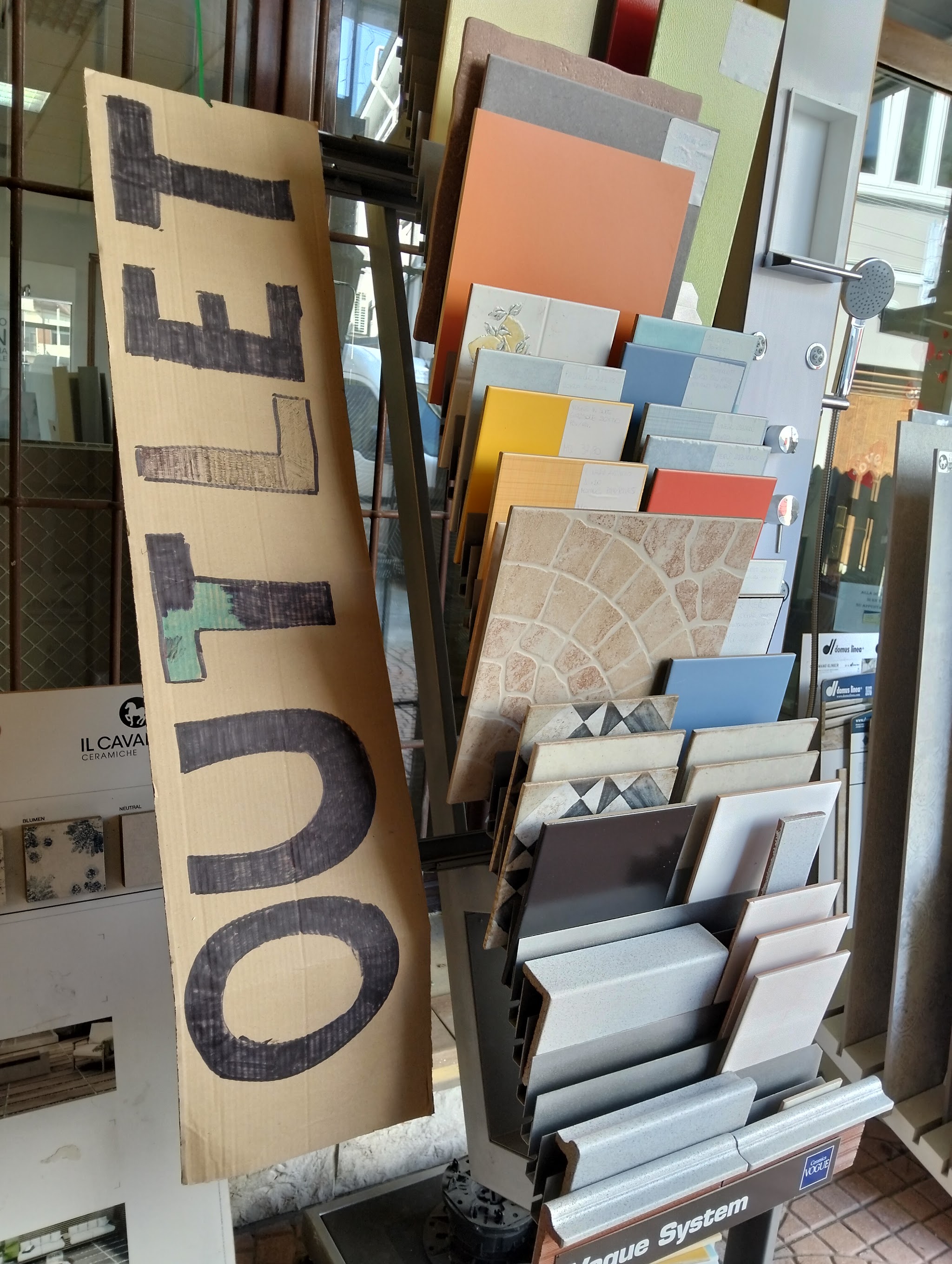 Campionario di piastrelle, profili e superfici nello showroom