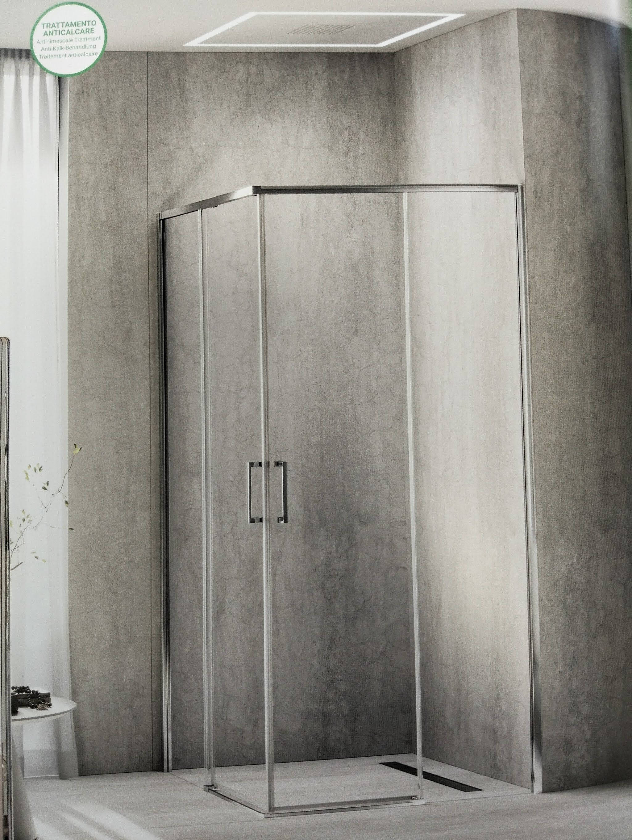 Box doccia con rivestimento grigio materico