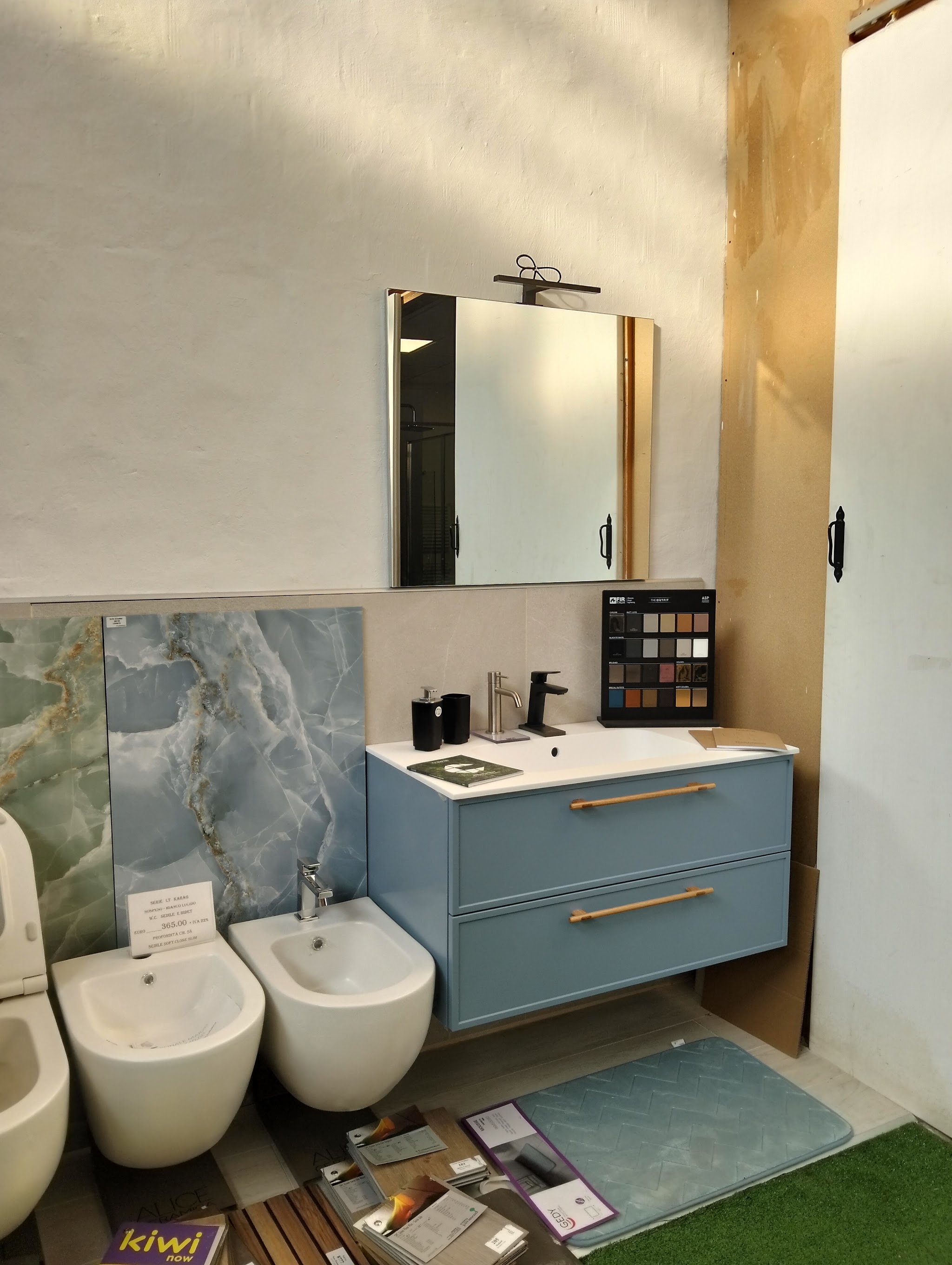 Mobile bagno azzurro con campioni di superfici