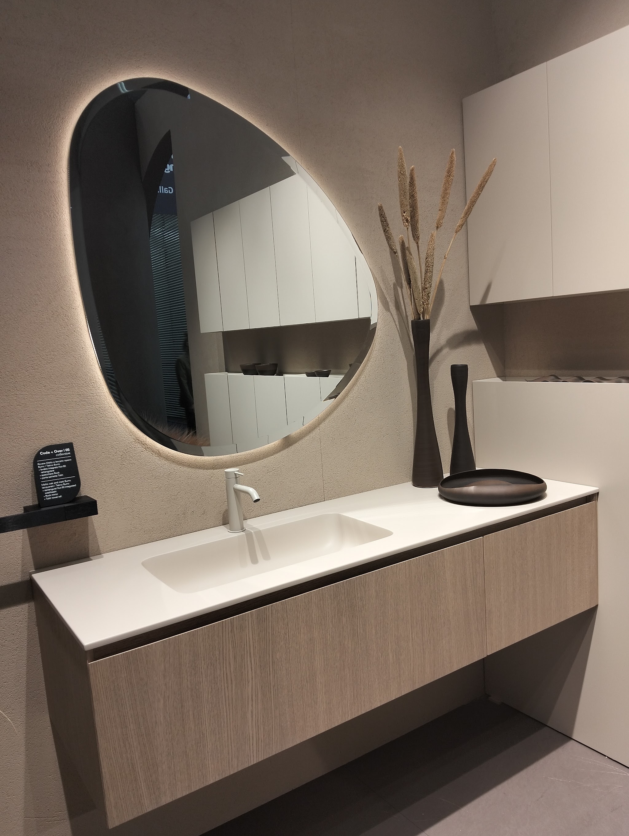 Mobile bagno chiaro con grande specchio organico illuminato