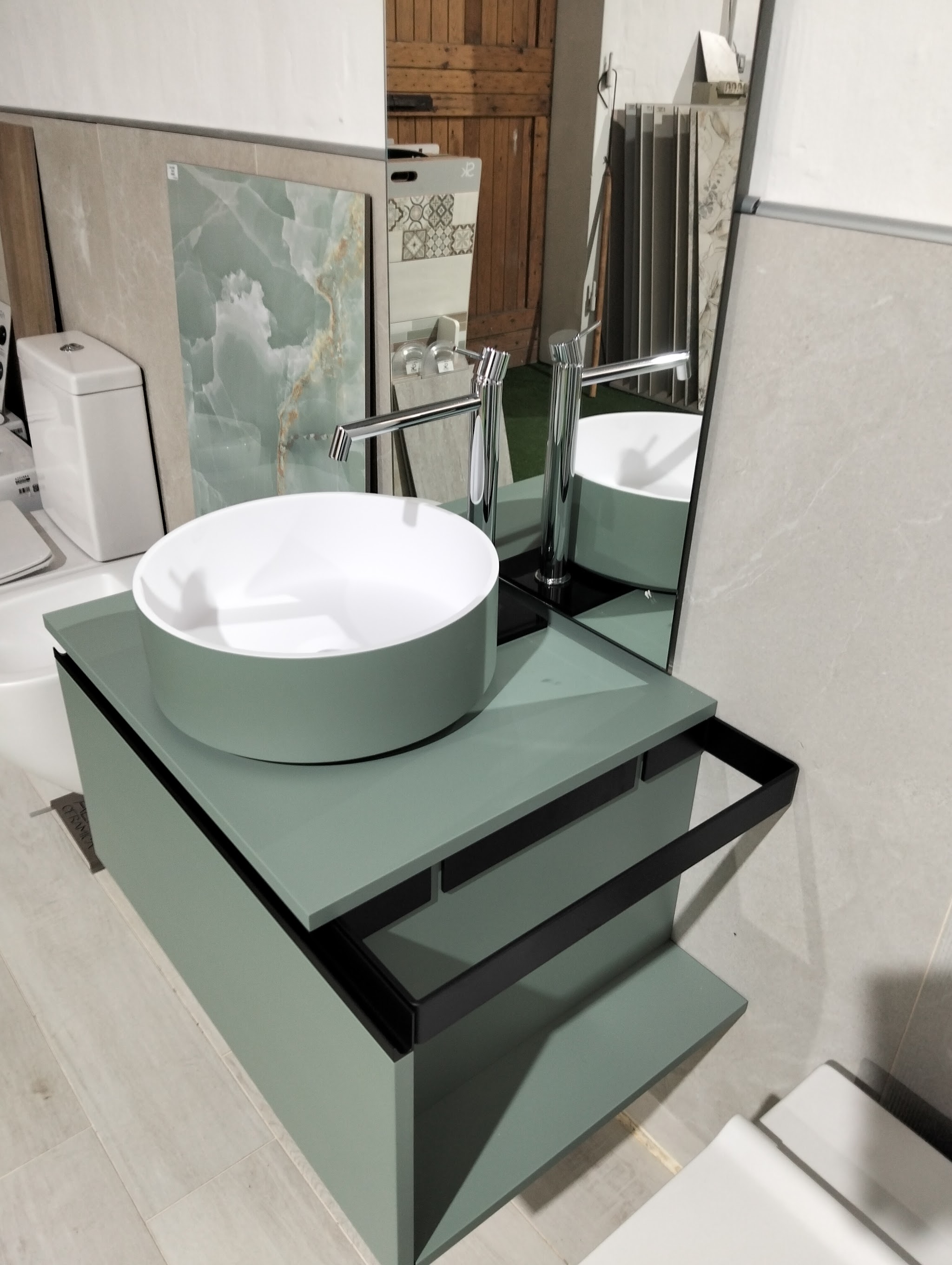 Lavabo verde salvia e rubinetteria cromata